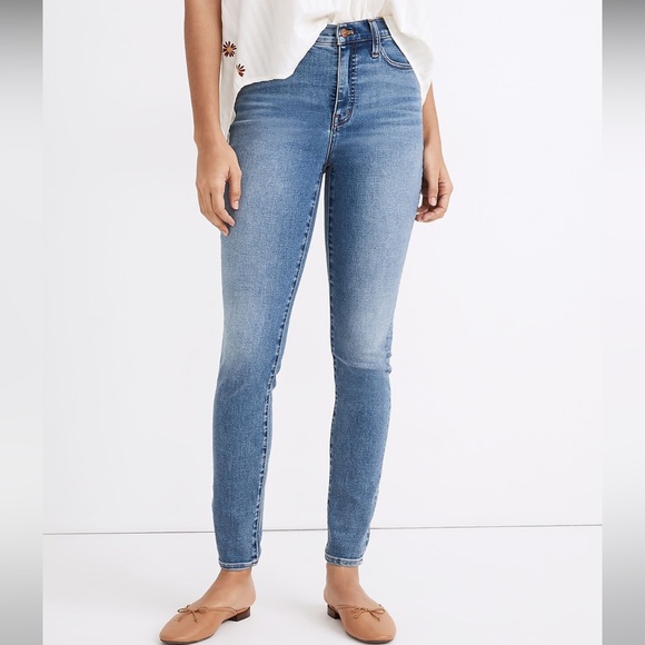 Madewell Petite 10" High-Rise Roadtripper Authentic Jeans in Vinton Wash - Picture 2 of 11